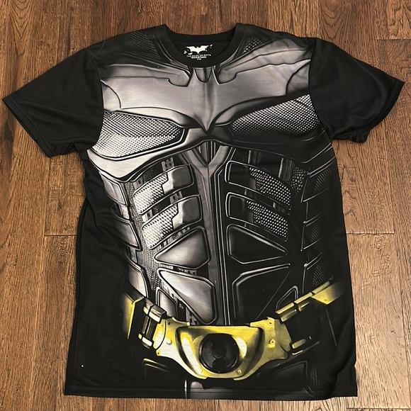 Men’s Batman Shirt with detachable cape Halloween Size M - Picture 1 of 4